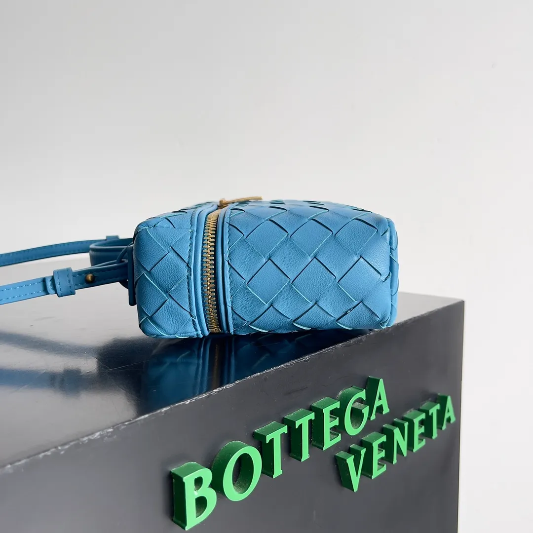 Batch 1360 Bottega Veneta 24 spring and summer woven zipper crossbody bag. A crossbody bag that can be used as a cosmetic bag. The exquisite weaving and compact body are an indispensable accessory for the upcoming summer. The double zipper also better protects the bag. It has a large capacity. If you like it, don’t miss it. Style number: 789109 Size: 22*12.5*5cm